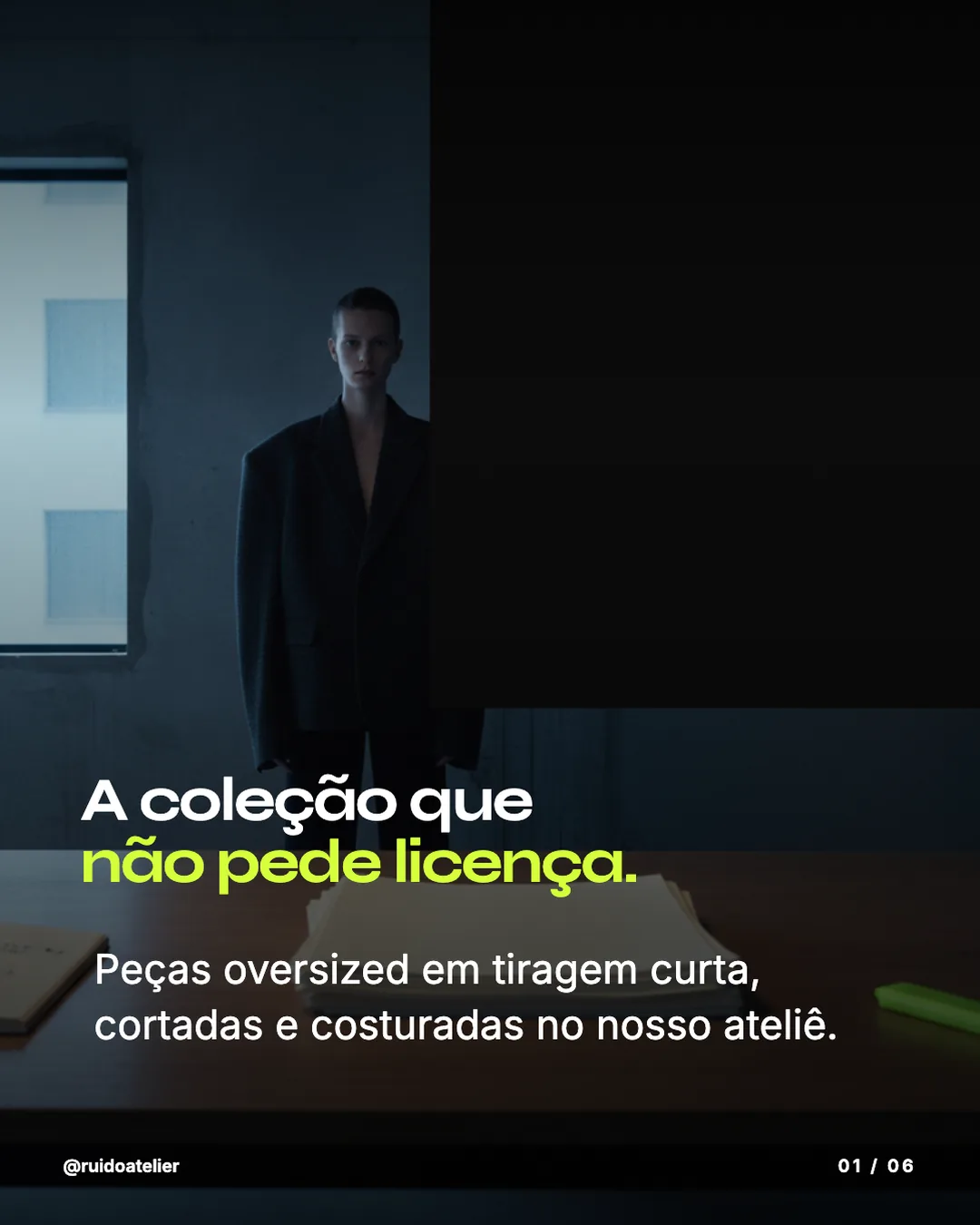 Capa de carrossel no template Editorial Ousado: "A coleção que não pede licença.", com o destaque em verde-limão, sobre foto escura de um modelo de blazer oversized num ateliê de concreto
