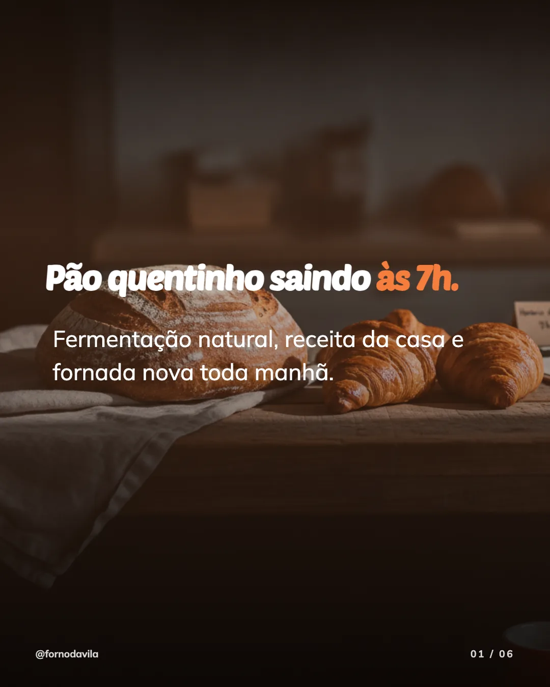 Capa de carrossel no template Imagem Total: "Pão quentinho saindo às 7h.", com "às 7h." em laranja, sobre foto de pão de fermentação natural e croissants num balcão de madeira